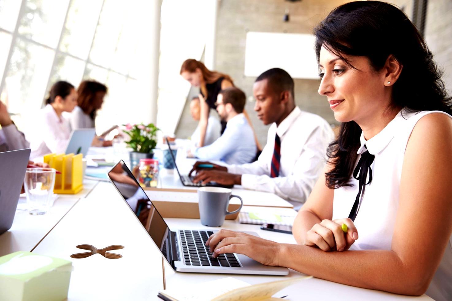 Studenti che collaborano durante una sessione di apprendimento interattivo